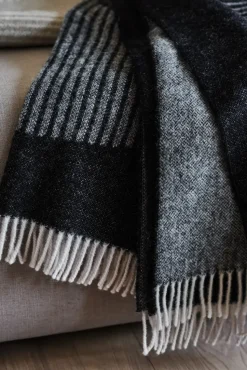 Circles wool throw 130x185 cm, Black