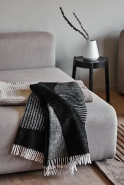 Circles wool throw 130x185 cm, Black