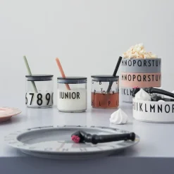 Design Letters straw with lid, Black