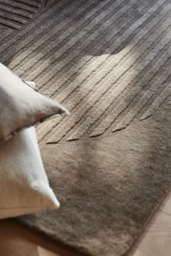 Levels wool rug circles mole, 170x240 cm