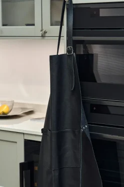 Nordwik leather apron, Black