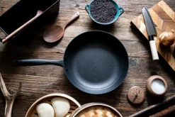 Satake frying pan in lightweight cast iron ceramic, 28 cm