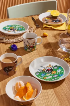 Stinky in action Moomin mug, Brown